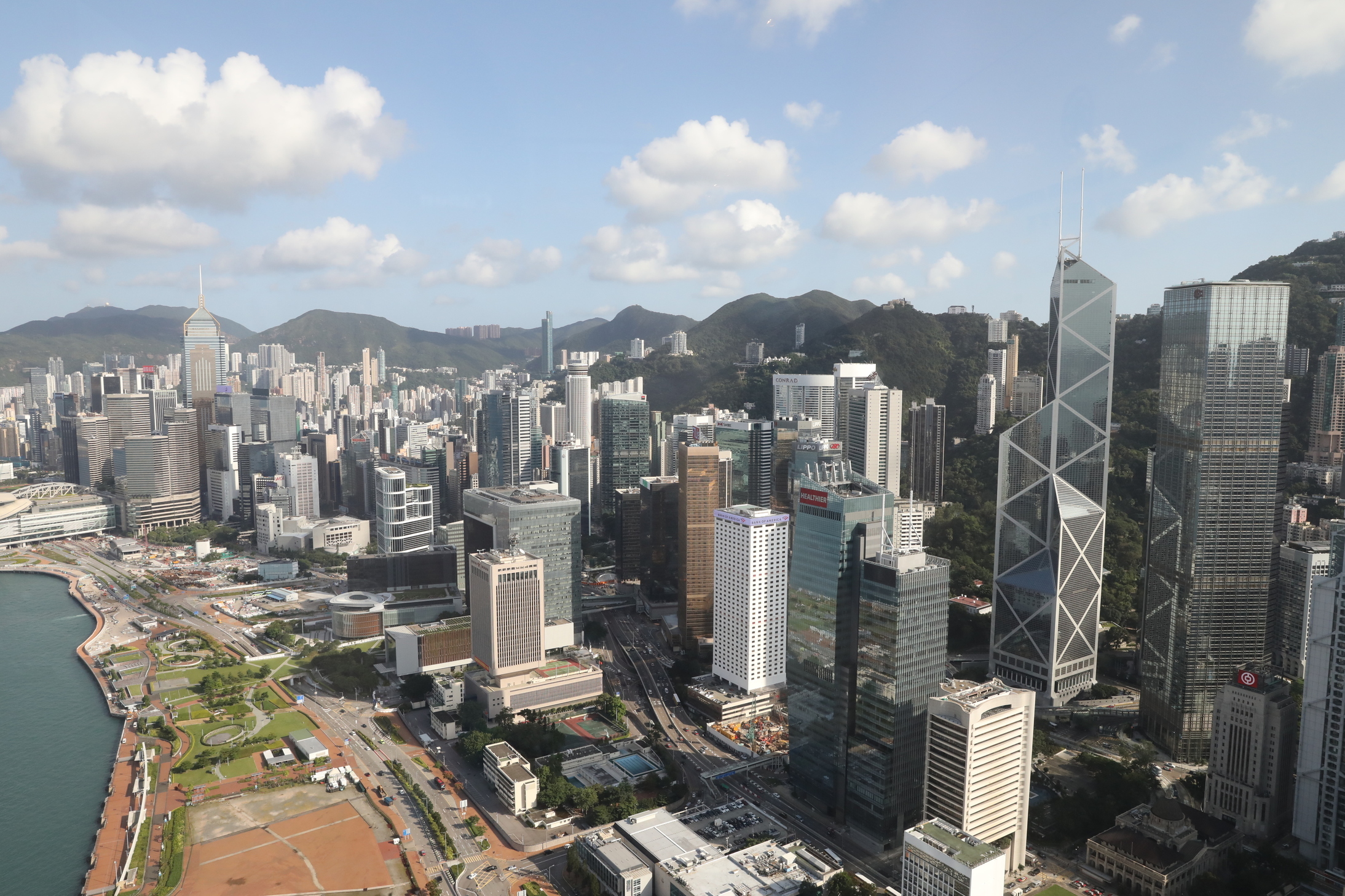 傳星展銀行擬退租港島東中心兩層樓面- 財經快訊- 點新聞