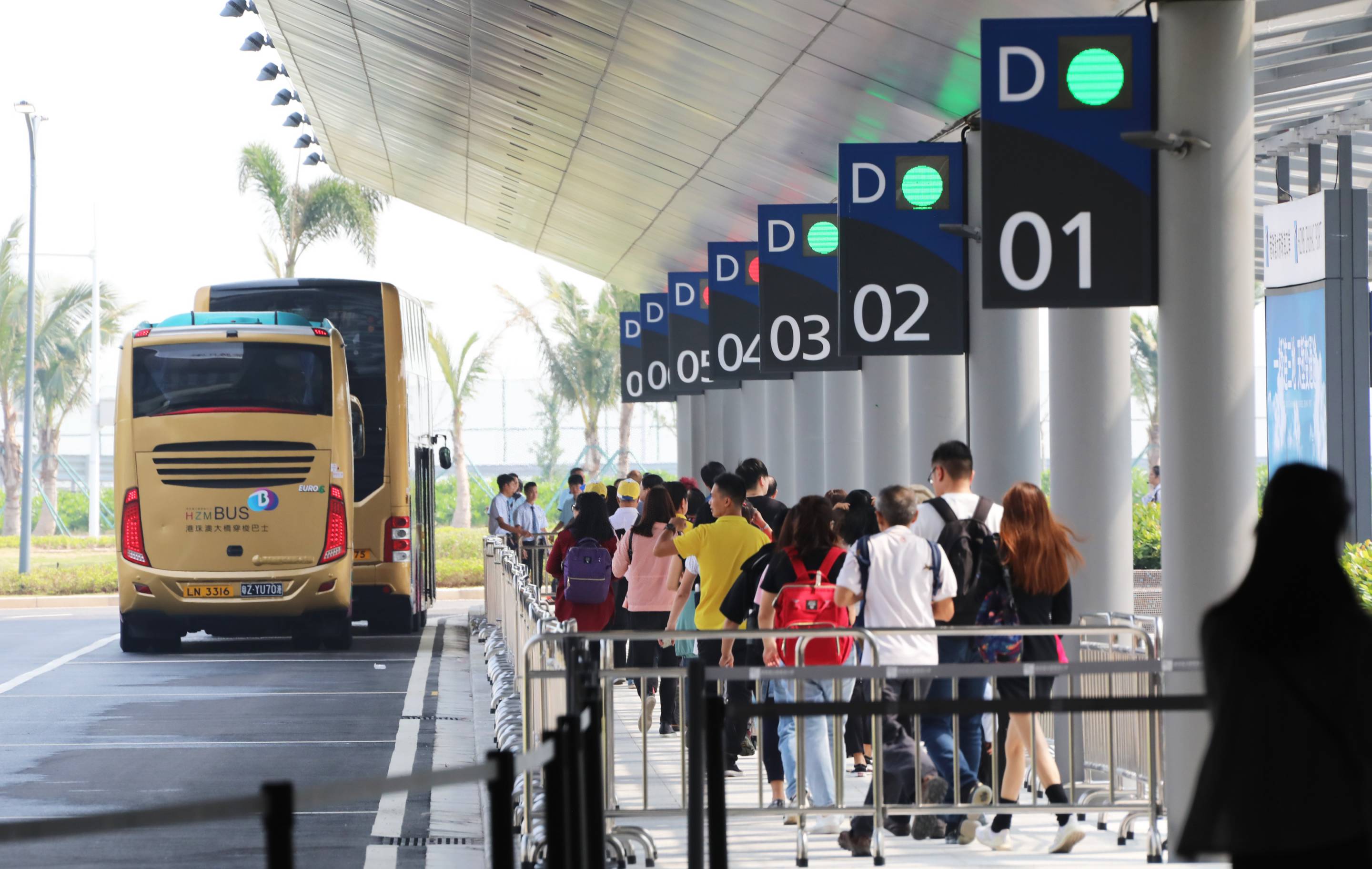 港澳直通巴明恢復大橋口岸人流增 港聞 點新聞