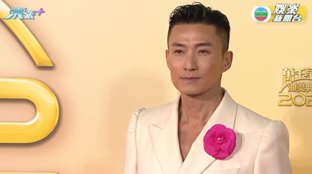 萬千星輝2022｜胡定欣陳曉華撞衫拎最佳女衣着陳山聰奪最佳男衣着 ...