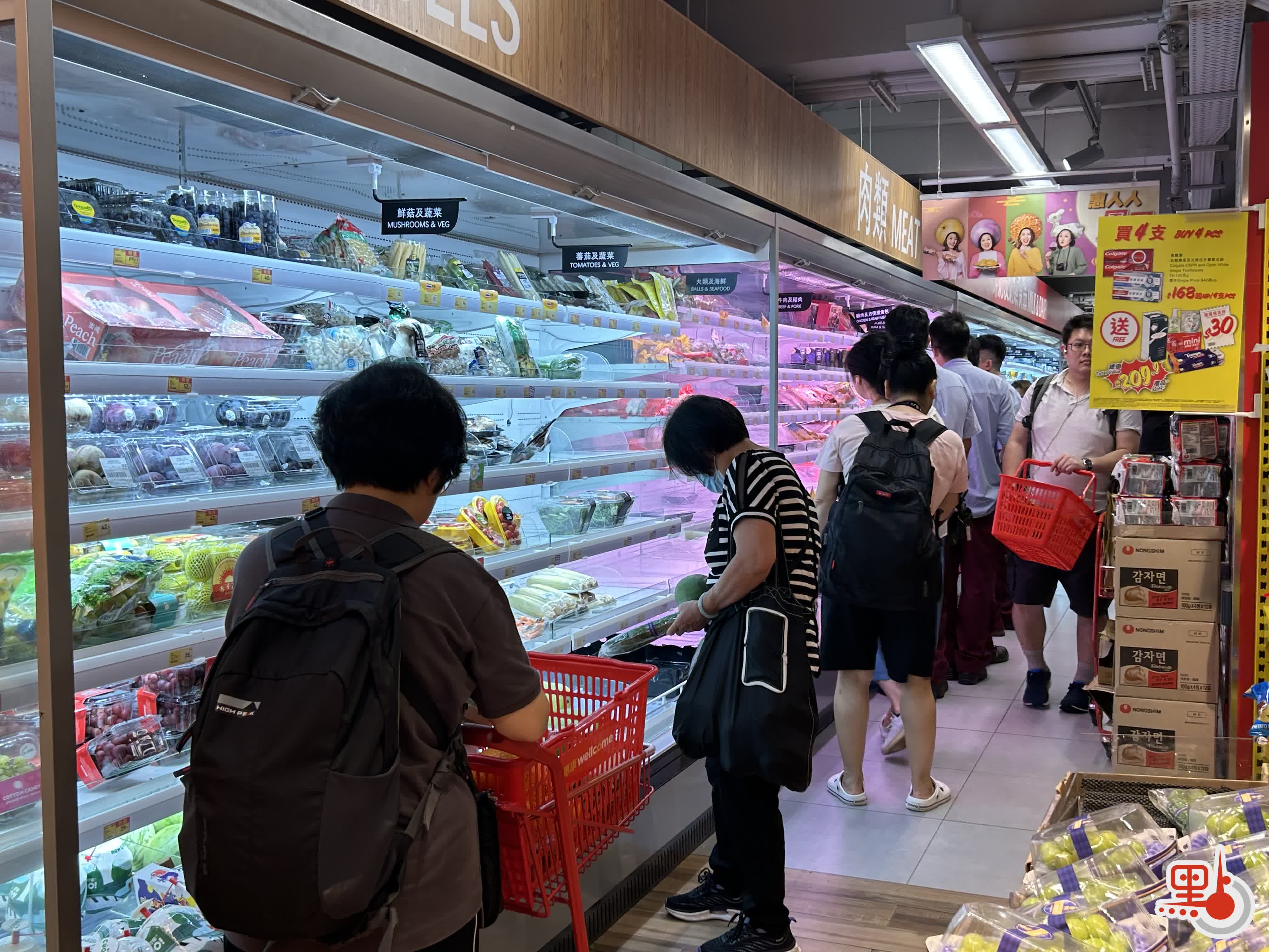 Super Typhoon Saola: Hong Kong shoppers strip supermarket shelves