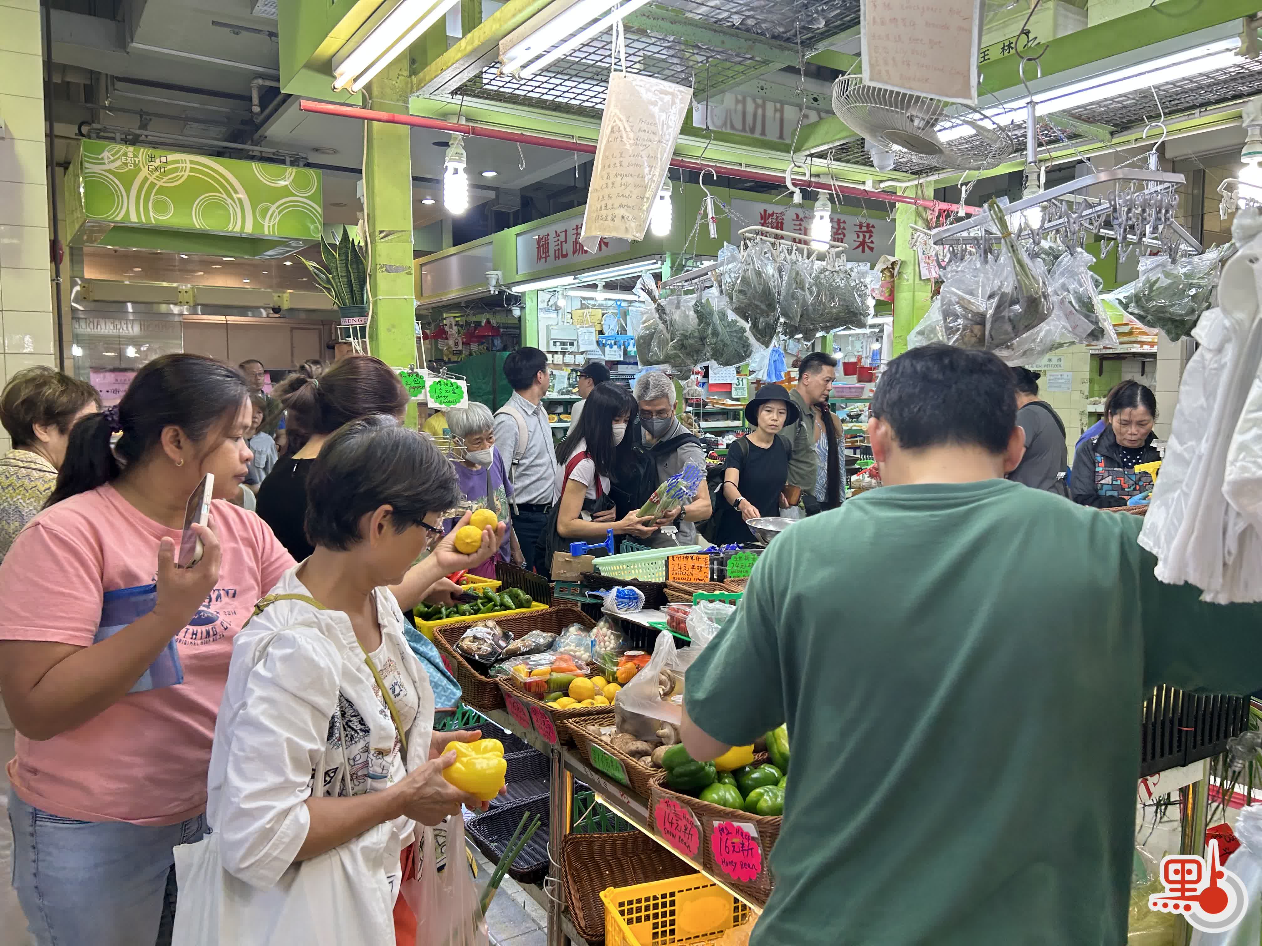 Super Typhoon Saola: Hong Kong shoppers strip supermarket shelves