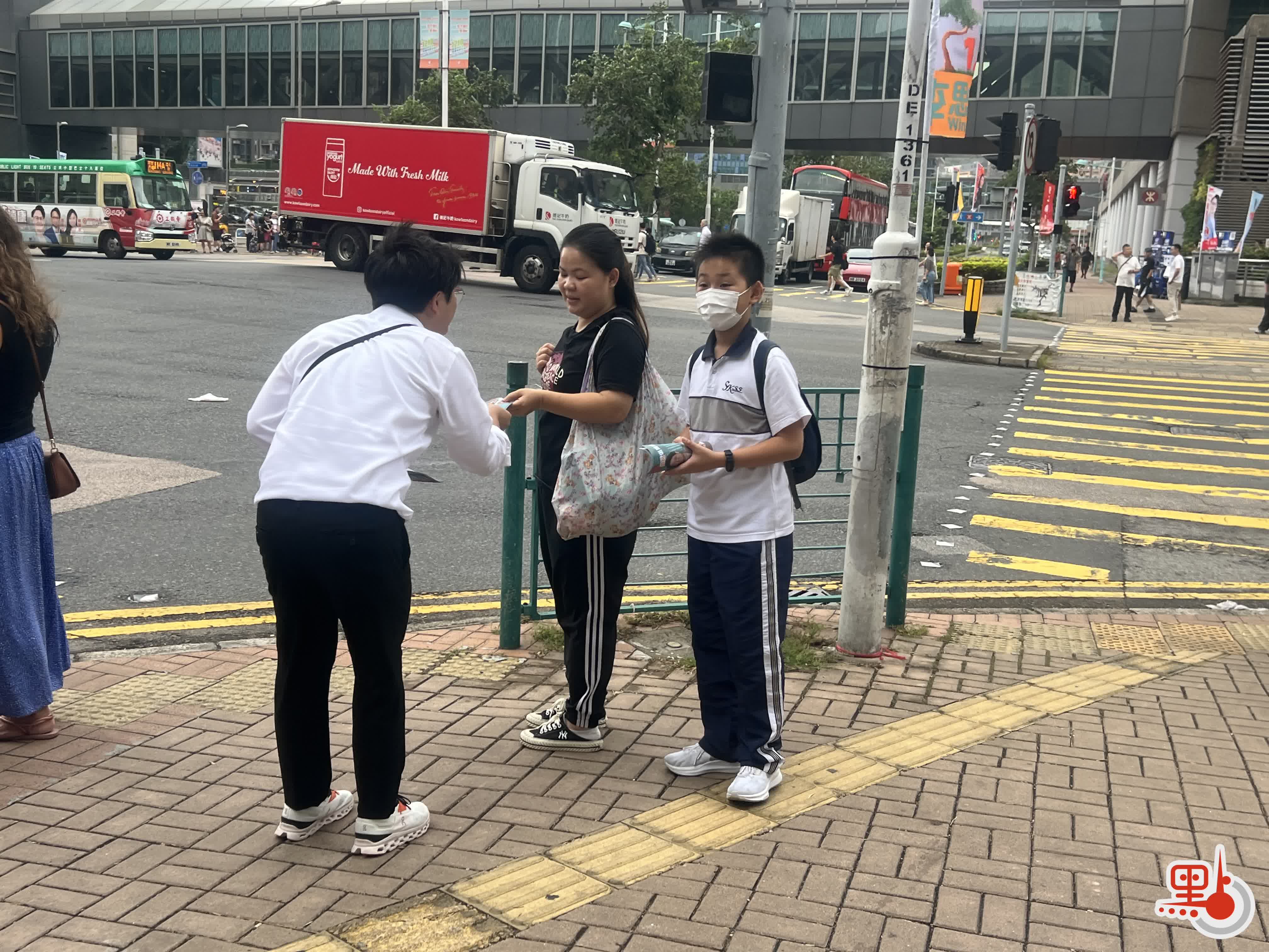 區議會選舉｜將軍澳南居民駐足了解政綱候選人：「拚願景好過喊口號」 - 區選快訊- 點新聞