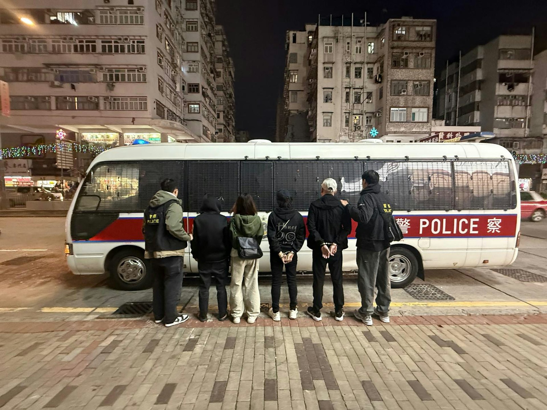 警深水埗搗非法釣魚機賭檔5人被捕包括1名通緝犯- 港聞- 點新聞