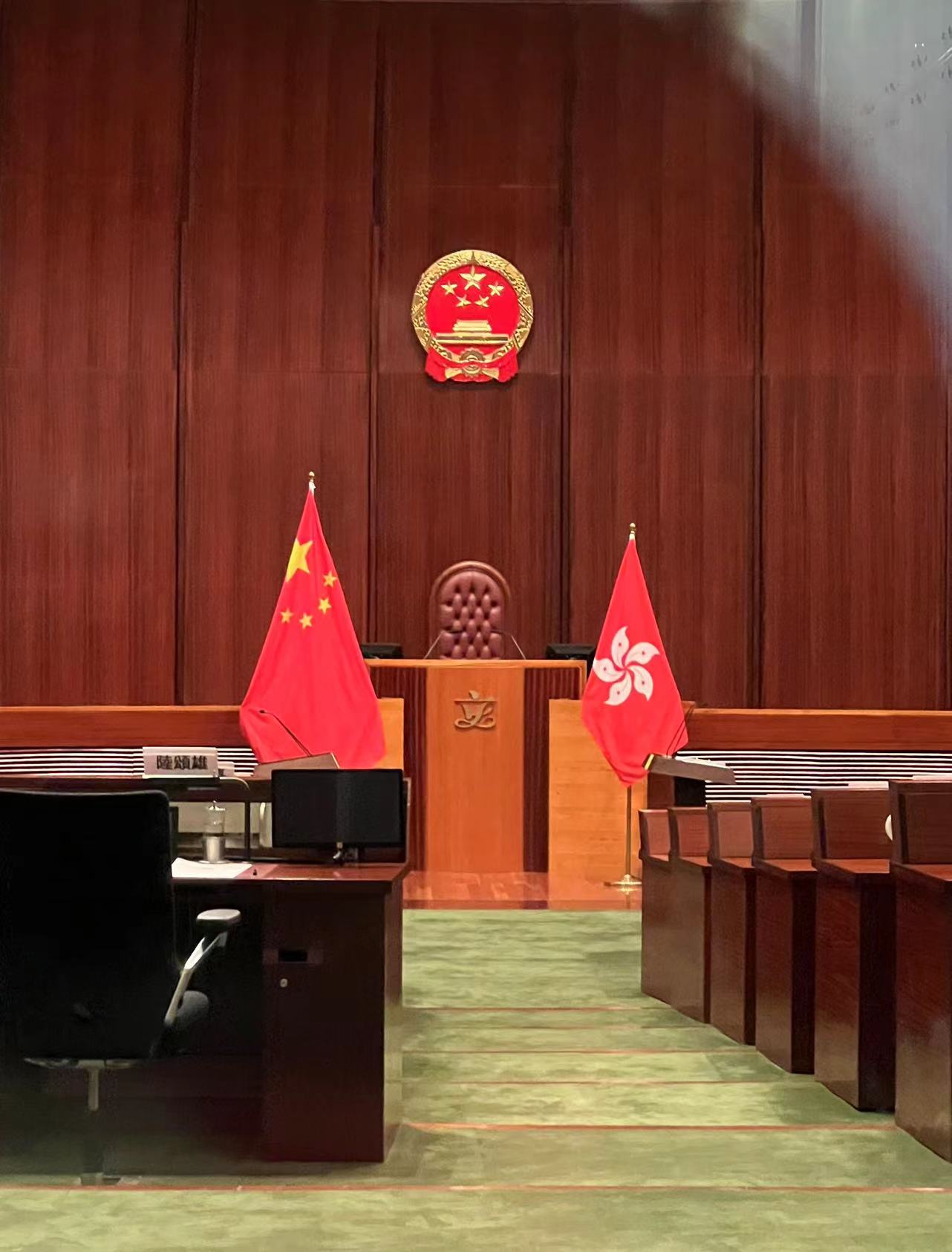 國徽國旗區旗同見證今次立法會議員宣誓大不同 香港 香港文匯網