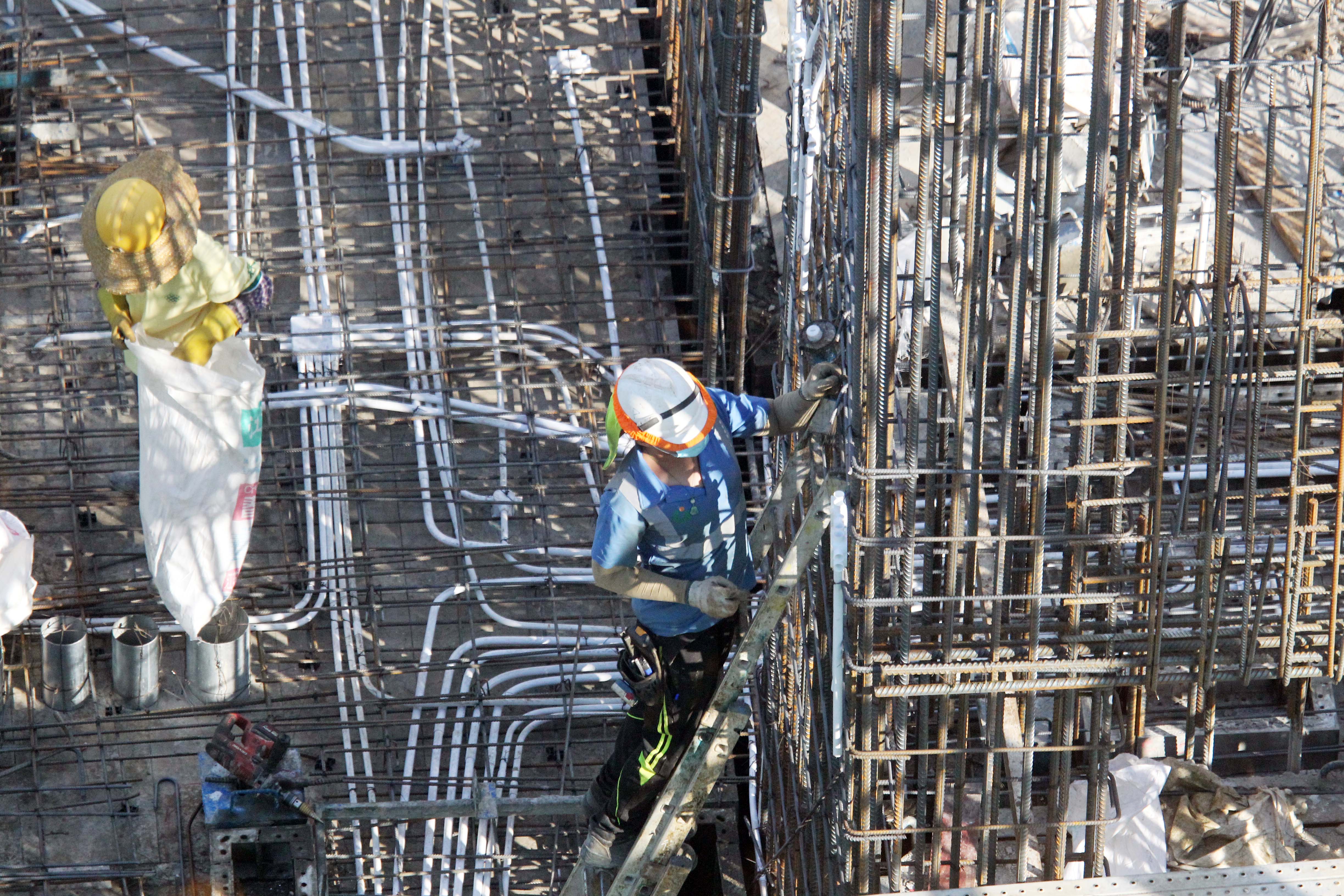 43歲地盤工遭鋼枝壓死遺孀泣訴 兩月前才團聚 香港 香港文匯網