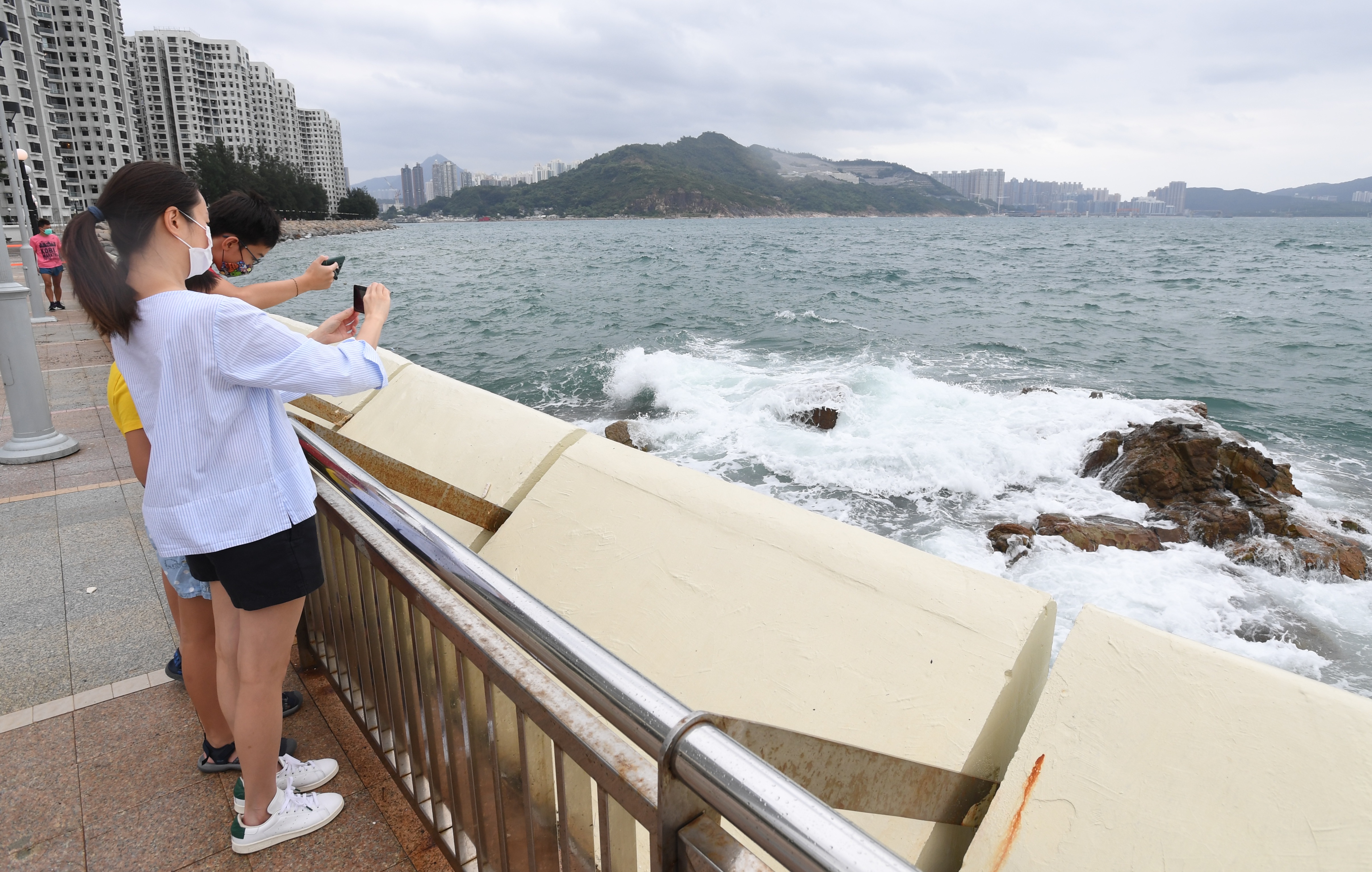 颱風浪卡掠過香港市民海邊觀浪 打卡 香港 香港文匯網