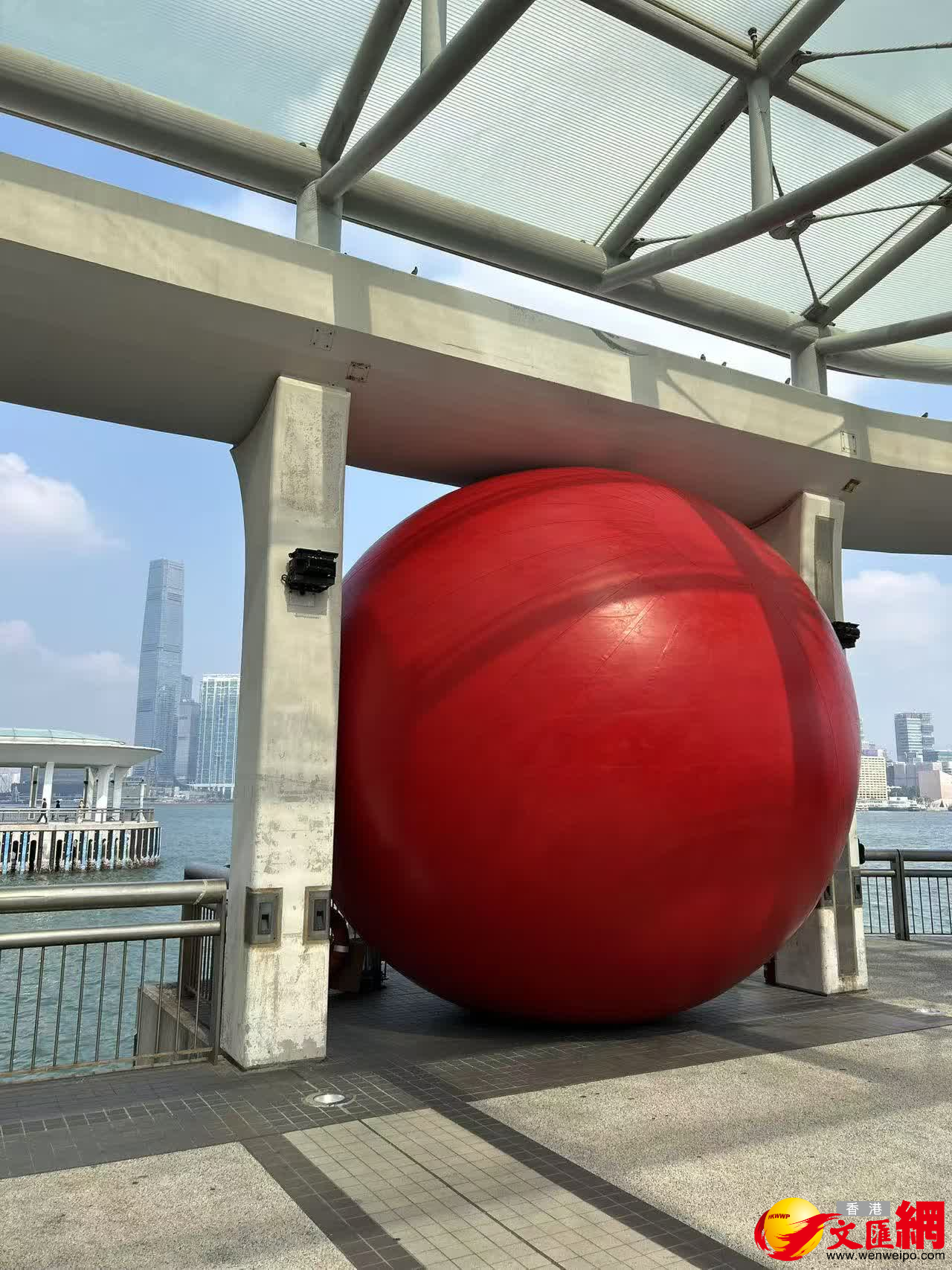 全城矚目，維港映襯！本地藝術家跨界合作紅球巡展香港於中環10號碼頭啟航- 香港- 香港文匯網