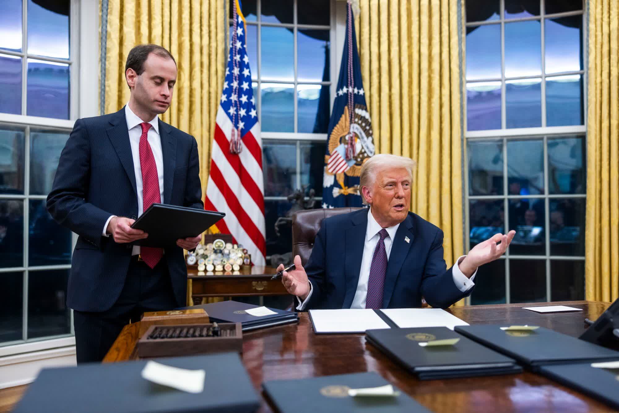 特朗普簽署行政令要求調查拜登政府濫用執法及情報機構情況- 國際- 香港文匯網