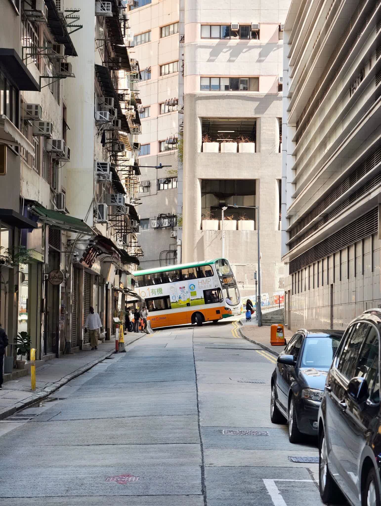 城巴行錯路駛上東邊街被困轉角位交通嚴重擠塞- 香港- 香港文匯網