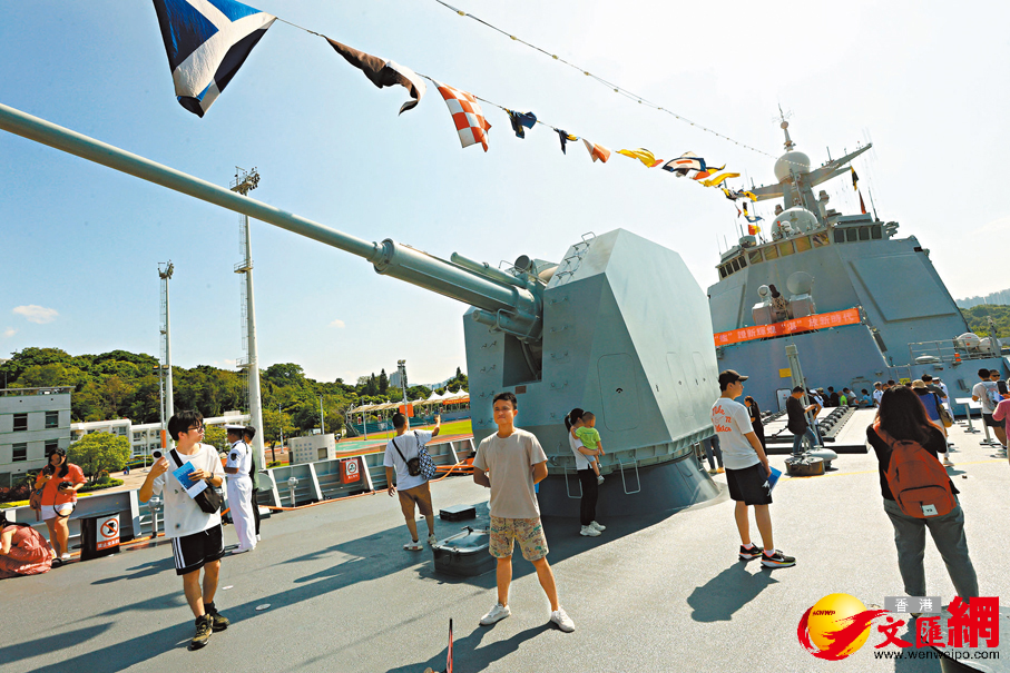 湛江艦運城艦昨開放參觀港人留言「我愛祖國」感謝艦隊- 香港- 香港文匯網