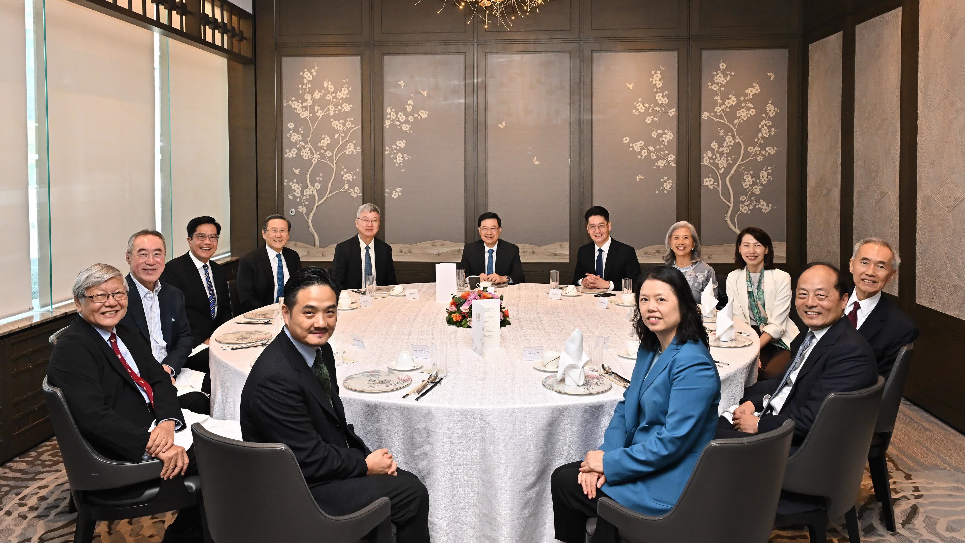 有片）李家超一連三日晤特首顧問團討論三大主題- 新聞- 香港文匯網